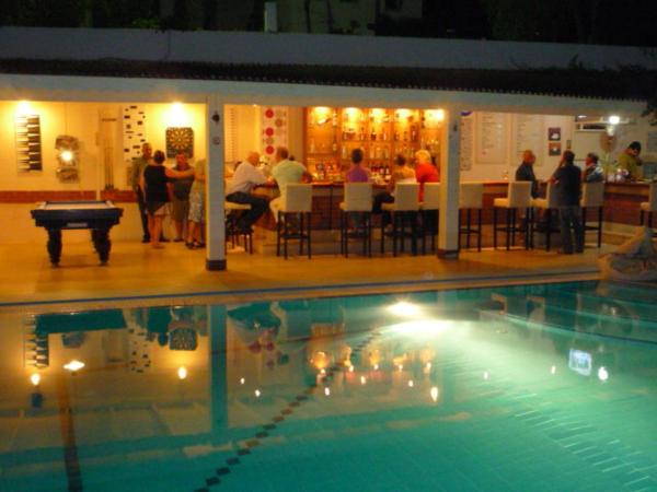 Merve Apartments, your home from home in central BODRUM, street cats frequent the property, not all apartments have balconies , ground floor have terrace with table and chairs : photo 3 de la chambre appartement