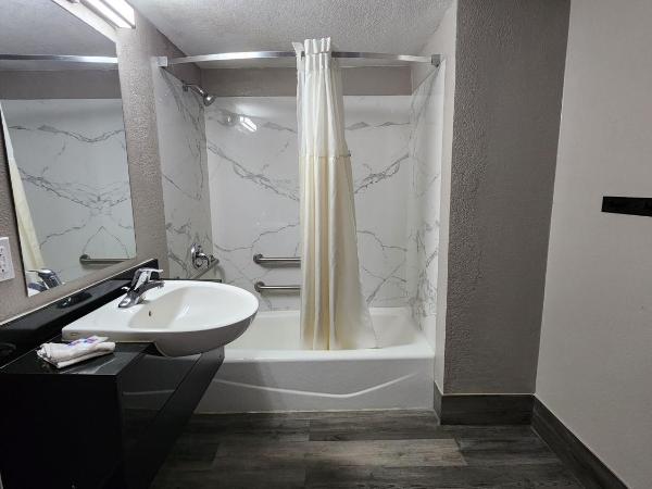 Motel 6 Houston, TX - Medical Center - NRG Stadium : photo 6 de la chambre chambre avec 2 lits queen-size - accessible aux personnes à mobilité réduite - non-fumeurs