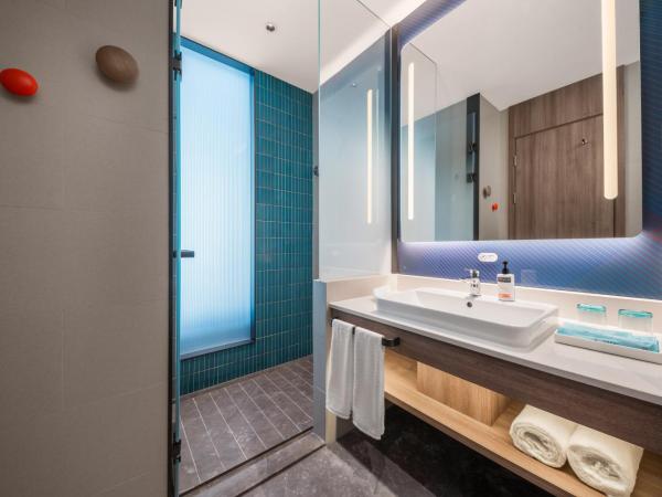 Holiday Inn Express Shenzhen Futian Center, an IHG Hotel : photo 2 de la chambre standard king room with extra floor space