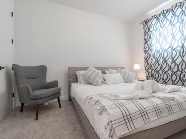 Room 2 of Lovely home, Montgomery downtown Calgary : photo 3 de la chambre chambre lit queen-size 