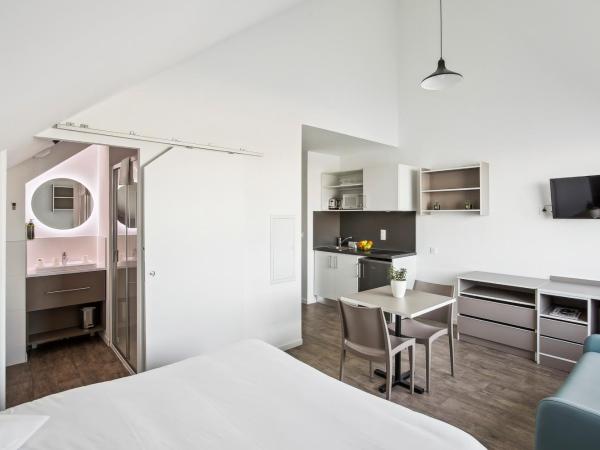 All Suites Appart Hôtel Dunkerque : photo 4 de la chambre studio supérieur (lit double et canapé-lit simple) avec vue