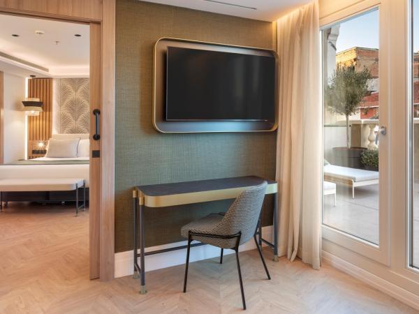 Catalonia Atocha : photo 6 de la chambre suite junior avec piscine privée et terrasse