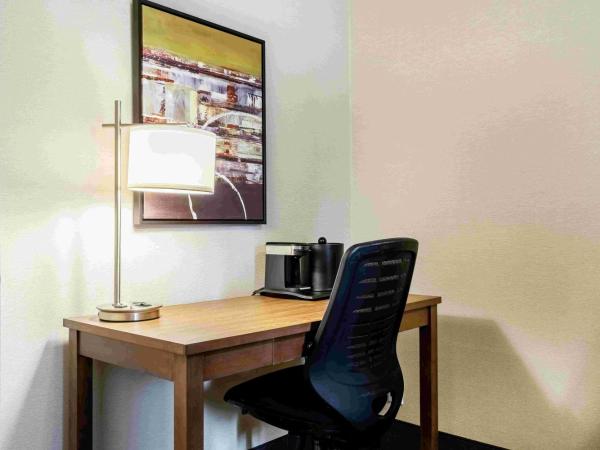 Best Western Ville-Marie Hotel & Suites : photo 2 de la chambre suite lit queen-size avec bain à remous