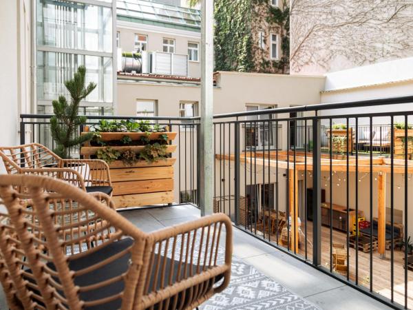 Urban Jungle Apartments : photo 3 de la chambre one bedroom apartment with balcony