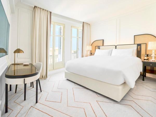 Carlton Cannes, a Regent Hotel : photo 4 de la chambre chambre lit king-size classique avec balcon - vue sur ville