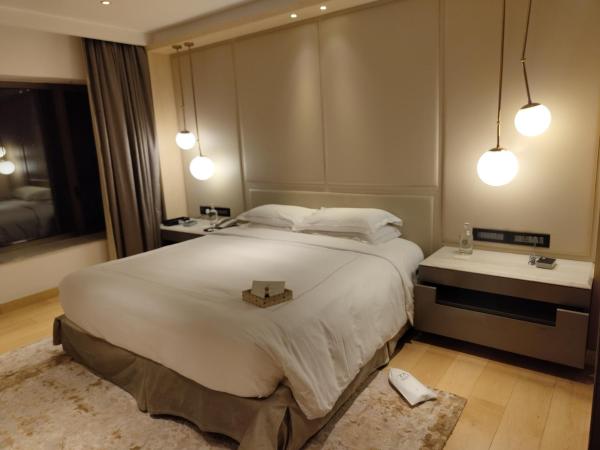 Taj Lands End : photo 3 de la chambre suite lit queen-size