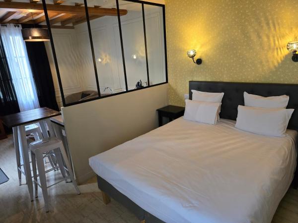 Au Loup Historic Apartments : photo 8 de la chambre appartement 1