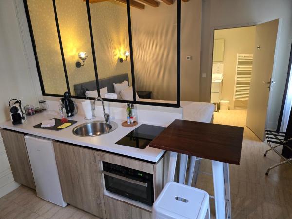 Au Loup Historic Apartments : photo 2 de la chambre appartement 1