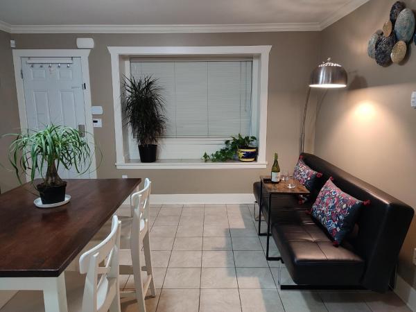 Private Suite w King Bed, Ground Level, Naturally Bright : photo 4 de la chambre suite 1 chambre