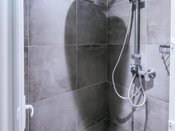 Hotel De La Poste : photo 10 de la chambre chambre triple avec salle de bains commune