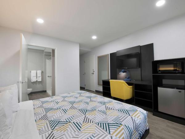 Motel 6-Atlanta, GA - Downtown : photo 4 de la chambre chambre lit king-size avec douche à l'italienne - accessible aux personnes à mobilité réduite - non-fumeurs