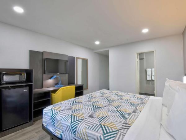 Motel 6-Atlanta, GA - Downtown : photo 2 de la chambre chambre lit king-size avec douche à l'italienne - accessible aux personnes à mobilité réduite - non-fumeurs