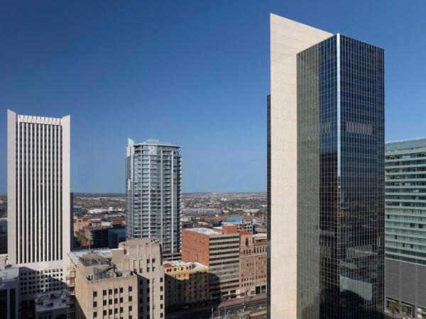 Hyatt Regency Phoenix : photo 2 de la chambre chambre lit king-size pour personnes à mobilité réduite avec douche accessible aux personnes à mobilité réduite