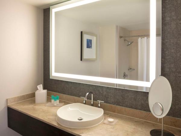 Hyatt Centric Fisherman's Wharf San Francisco : photo 3 de la chambre chambre lit queen-size avec douche accessible en fauteuil roulant