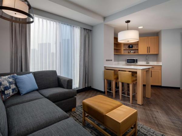 Hyatt Place Boston/Seaport District : photo 2 de la chambre suite 1 chambre lit king-size avec canapé-lit