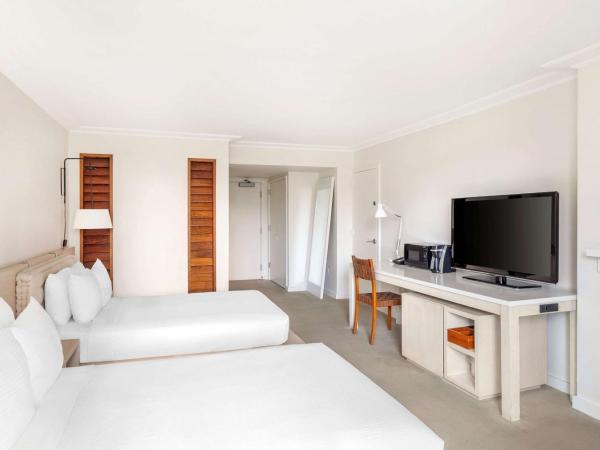 Hilton Vacation Club The Modern Honolulu : photo 2 de la chambre chambre double avec 2 lits doubles et vue sur la ville