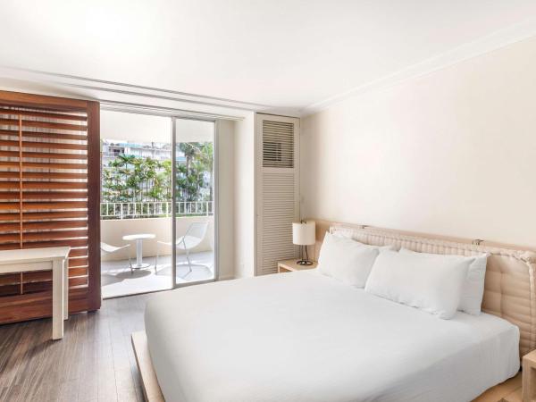 Hilton Vacation Club The Modern Honolulu : photo 1 de la chambre studio lit king-size avec balcon - vue partielle sur océan