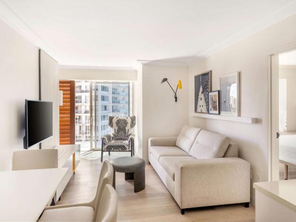 Hilton Vacation Club The Modern Honolulu : photo 2 de la chambre suite premier 1 chambre lit king-size avec vue partielle sur océan