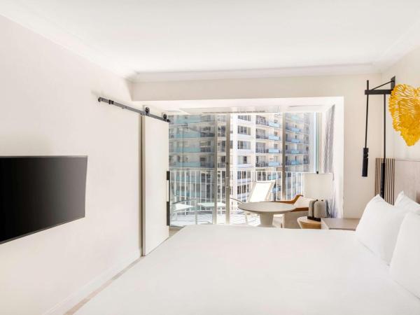 Hilton Vacation Club The Modern Honolulu : photo 3 de la chambre suite premier 1 chambre lit king-size avec vue partielle sur océan