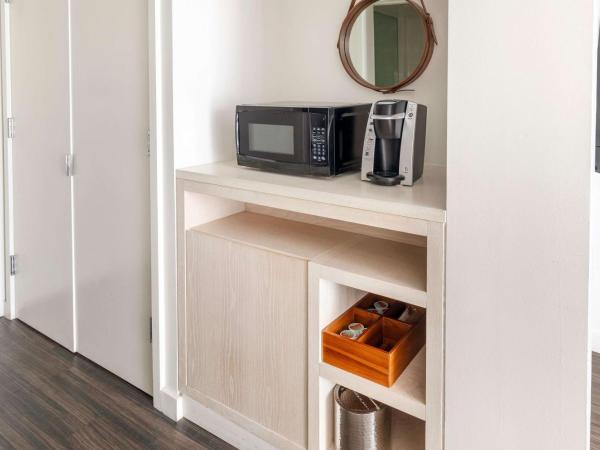 Hilton Vacation Club The Modern Honolulu : photo 2 de la chambre studio lit king-size avec balcon - vue partielle sur océan