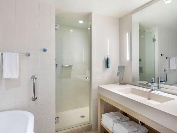 Hilton Vacation Club The Modern Honolulu : photo 6 de la chambre suite premier 1 chambre lit king-size avec 2 salles de bains et vue sur océan