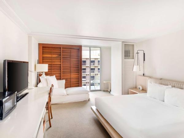 Hilton Vacation Club The Modern Honolulu : photo 2 de la chambre chambre lit king-size avec balcon - vue sur ville