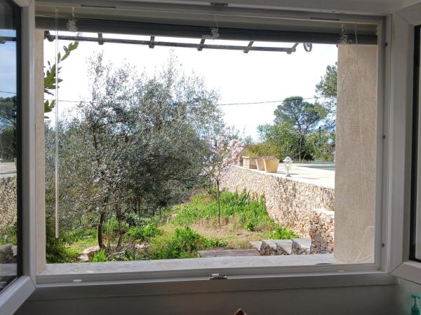 Charmant petit studio avec jardin et piscine : photo 7 de la chambre chambre double - vue sur jardin