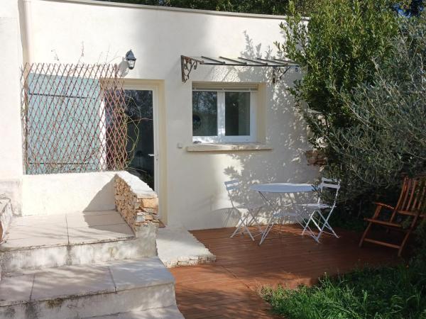 Charmant petit studio avec jardin et piscine : photo 8 de la chambre chambre double - vue sur jardin