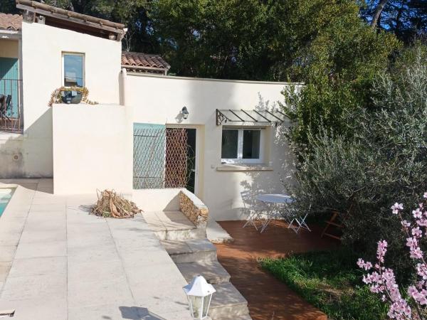 Charmant petit studio avec jardin et piscine : photo 9 de la chambre chambre double - vue sur jardin