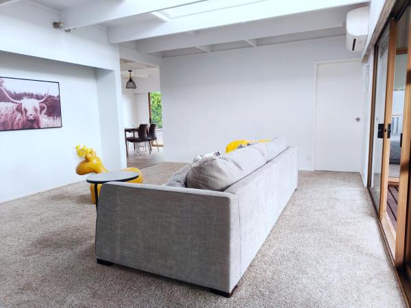 Sunny Cosy Rooms in Auckland Nice Garden Bush View : photo 1 de la chambre chambre lit queen-size