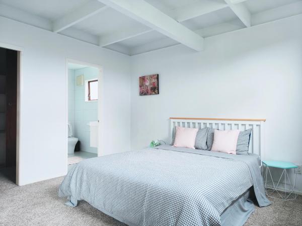 Sunny Cosy Rooms in Auckland Nice Garden Bush View : photo 3 de la chambre chambre familiale avec salle de bains privative