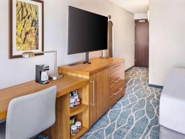 Hyatt Place Waikiki Beach : photo 2 de la chambre chambre lit king-size avec canapé-lit - vue sur ville