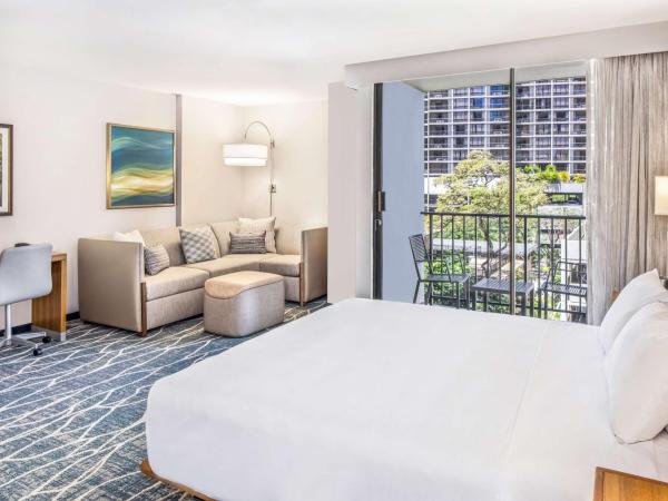 Hyatt Place Waikiki Beach : photo 1 de la chambre king room with sofa bed, roll-in shower and city view - disability access