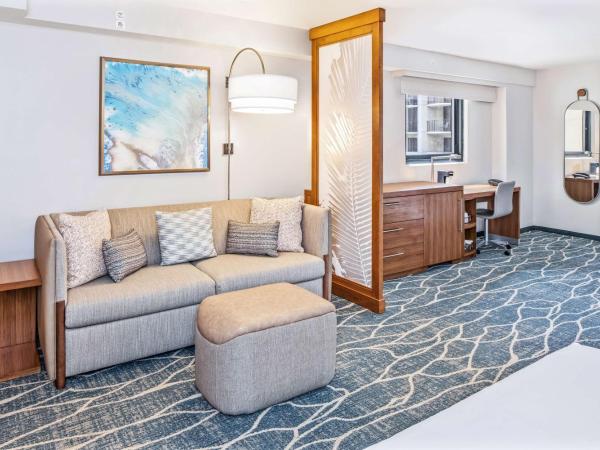 Hyatt Place Waikiki Beach : photo 3 de la chambre king room with sofa bed, roll-in shower and city view - disability access