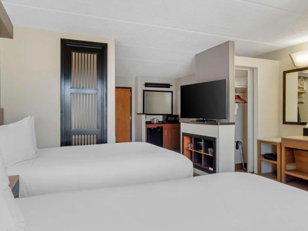 Hyatt Place Houston-North : photo 4 de la chambre chambre avec 2 lits doubles et canapé-lit