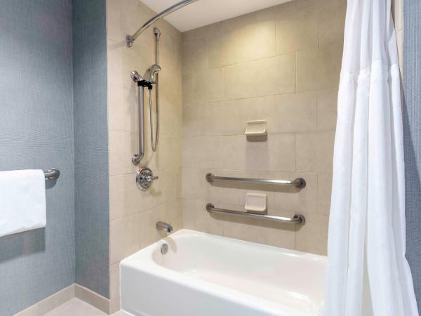 Hyatt Place Salt Lake City Airport : photo 1 de la chambre queen room with two queen beds, sofa bed and accessible tub