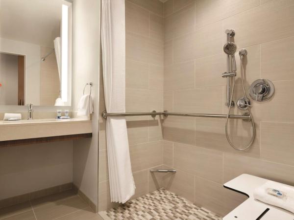 Hyatt House Virginia Beach / Oceanfront : photo 3 de la chambre suite studio lit king-size avec canapé-lit et douche accessible en fauteuil roulant - adapté aux personnes à mobilité réduite - côté océan