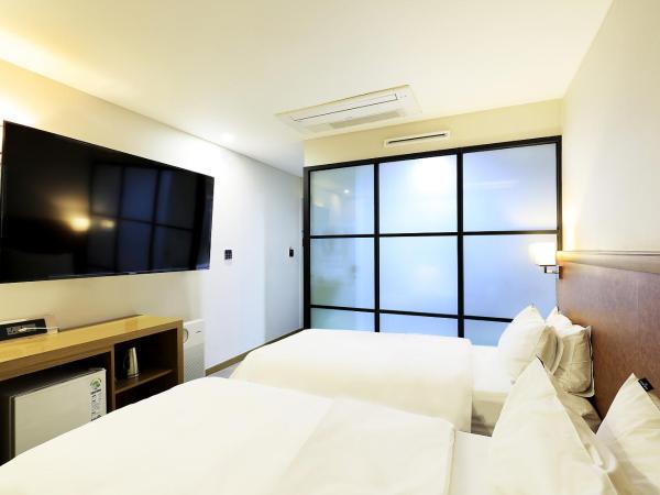 CS Avenue Tourist Hotel : photo 3 de la chambre chambre double ou lits jumeaux avec salle de bains privative externe