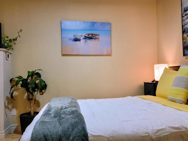 Kokomo INN Bed and Breakfast Ottawa-Gatineau's Only Tropical Riverfront B&B on the National Capital Cycling Pathway Route Verte #1 - for Adults Only - Chambre d'hôtes tropical aux berges des Outaouais BnB #17542O : photo 6 de la chambre chambre lit queen-size - vue sur jardin