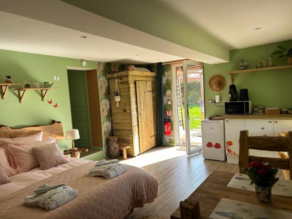 Aux murmures de la nature B&B : photo 3 de la chambre chambre double - vue sur jardin