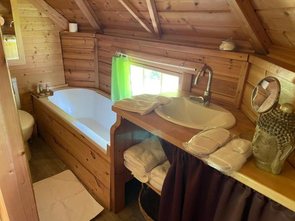 Aux murmures de la nature B&B : photo 9 de la chambre chambre double avec baignoire spa