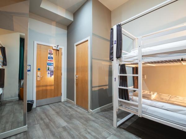 a&o Edinburgh City : photo 1 de la chambre lit dans un dortoir de 4 lits