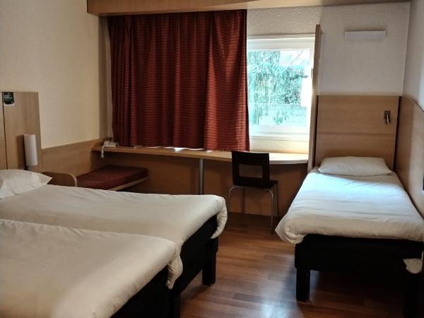 ibis Belfort Danjoutin : photo 4 de la chambre chambre standard avec trois lits simples