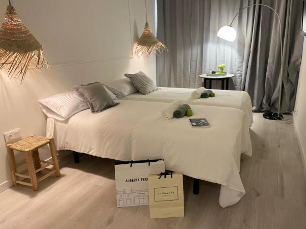 COLLECTION PORT - B&B Boutique , Alicante Center : photo 4 de la chambre chambre lits jumeaux avec salle de bains