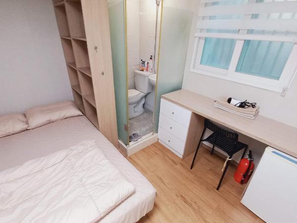 Haechi Stay GuestHouse - For foreigners only : photo 1 de la chambre chambre double avec salle de bains privative