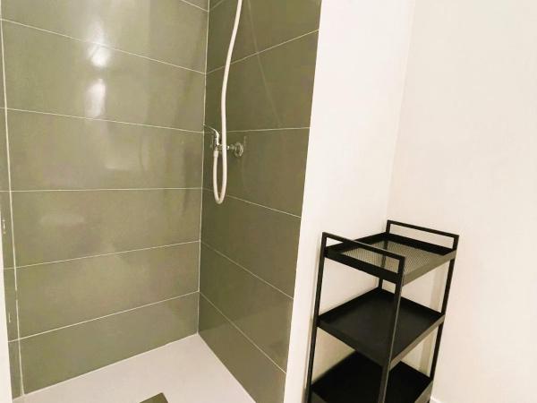 COLLECTION PORT - B&B Boutique , Alicante Center : photo 8 de la chambre chambre lits jumeaux avec salle de bains