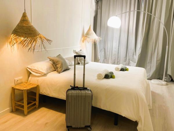 COLLECTION PORT - B&B Boutique , Alicante Center : photo 5 de la chambre chambre lits jumeaux avec salle de bains