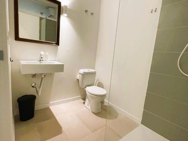 COLLECTION PORT - B&B Boutique , Alicante Center : photo 6 de la chambre chambre lits jumeaux avec salle de bains