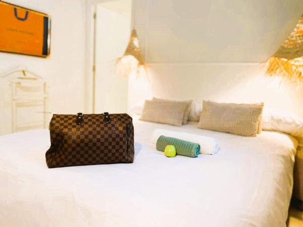 COLLECTION PORT - B&B Boutique , Alicante Center : photo 2 de la chambre chambre double avec salle de bains privative