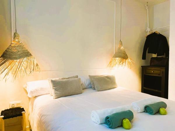 COLLECTION PORT - B&B Boutique , Alicante Center : photo 1 de la chambre chambre double avec salle de bains privative